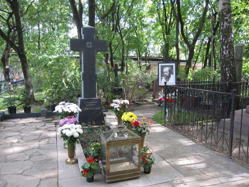Могила Солженицына