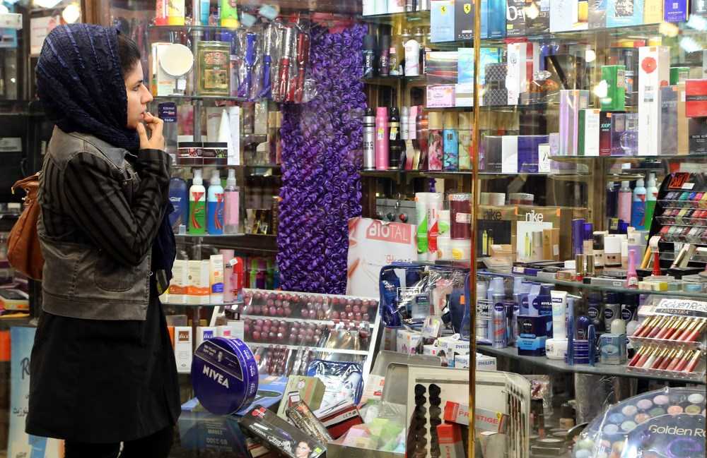 Иранская женщина у витрины магазина