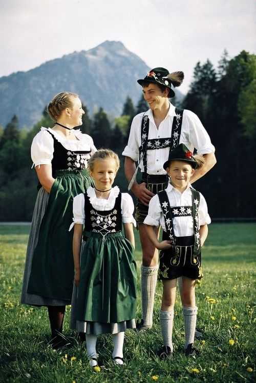 Немцы в национальных костюмах