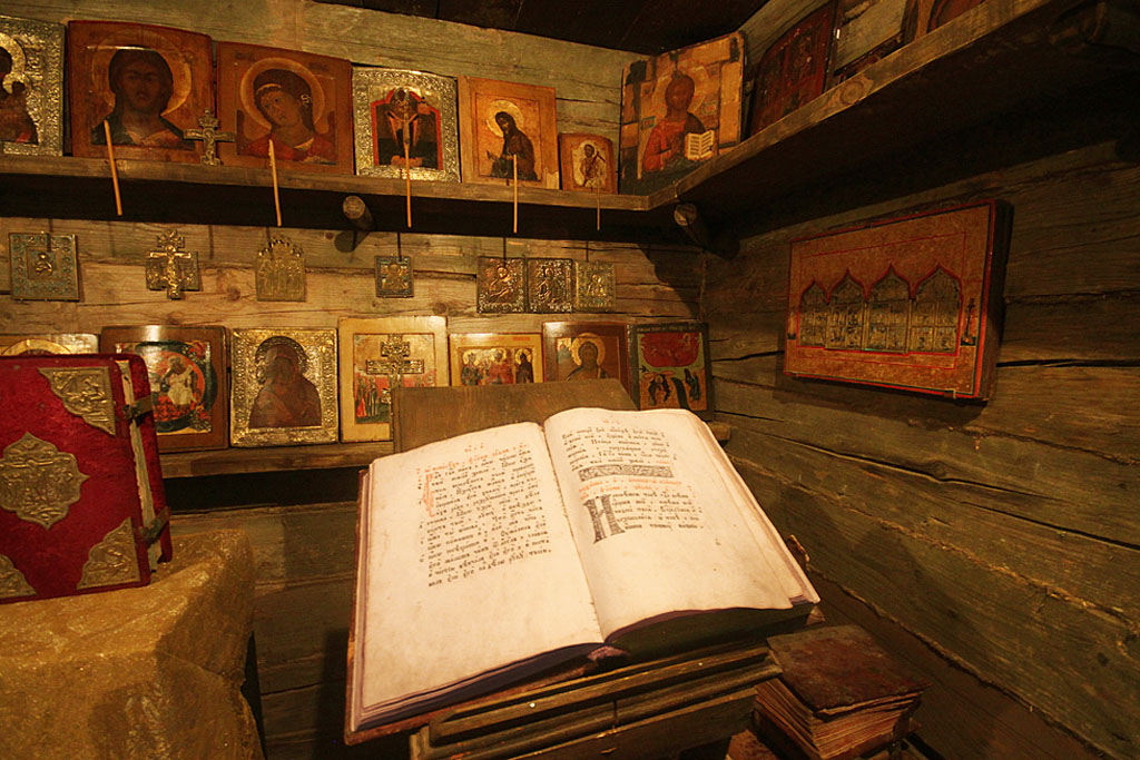 Стенд в музее русской иконы