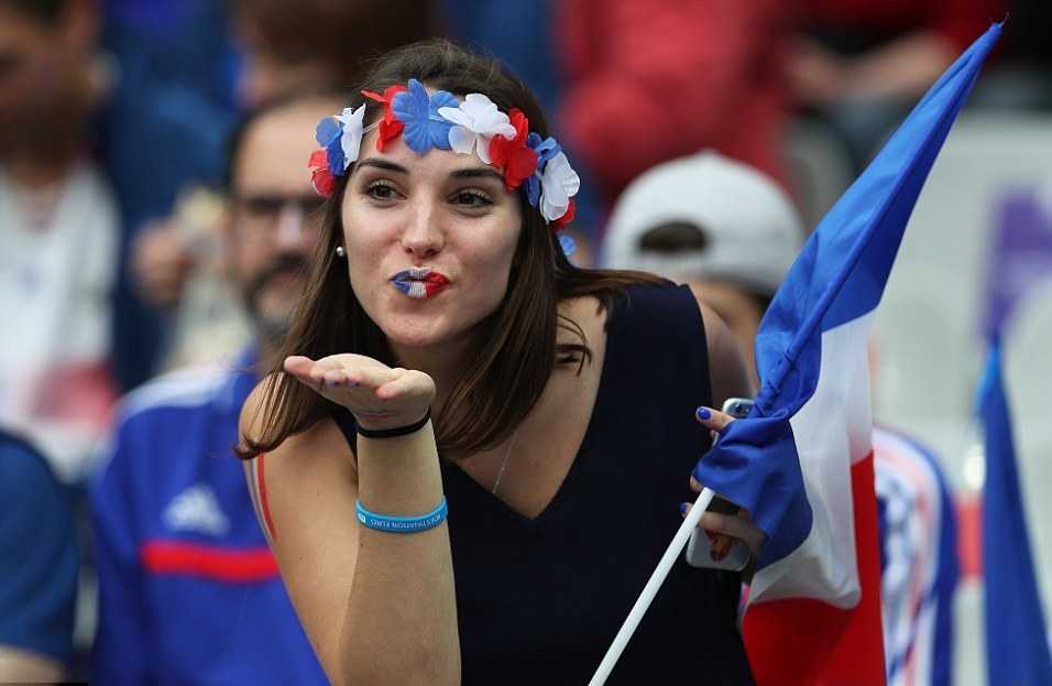 Девушка в цветах французского флага