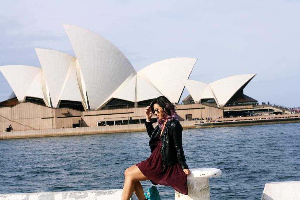 Девушка на фоне Сиднейской оперы