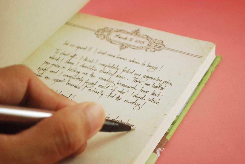 Человек пишет в дневнике.