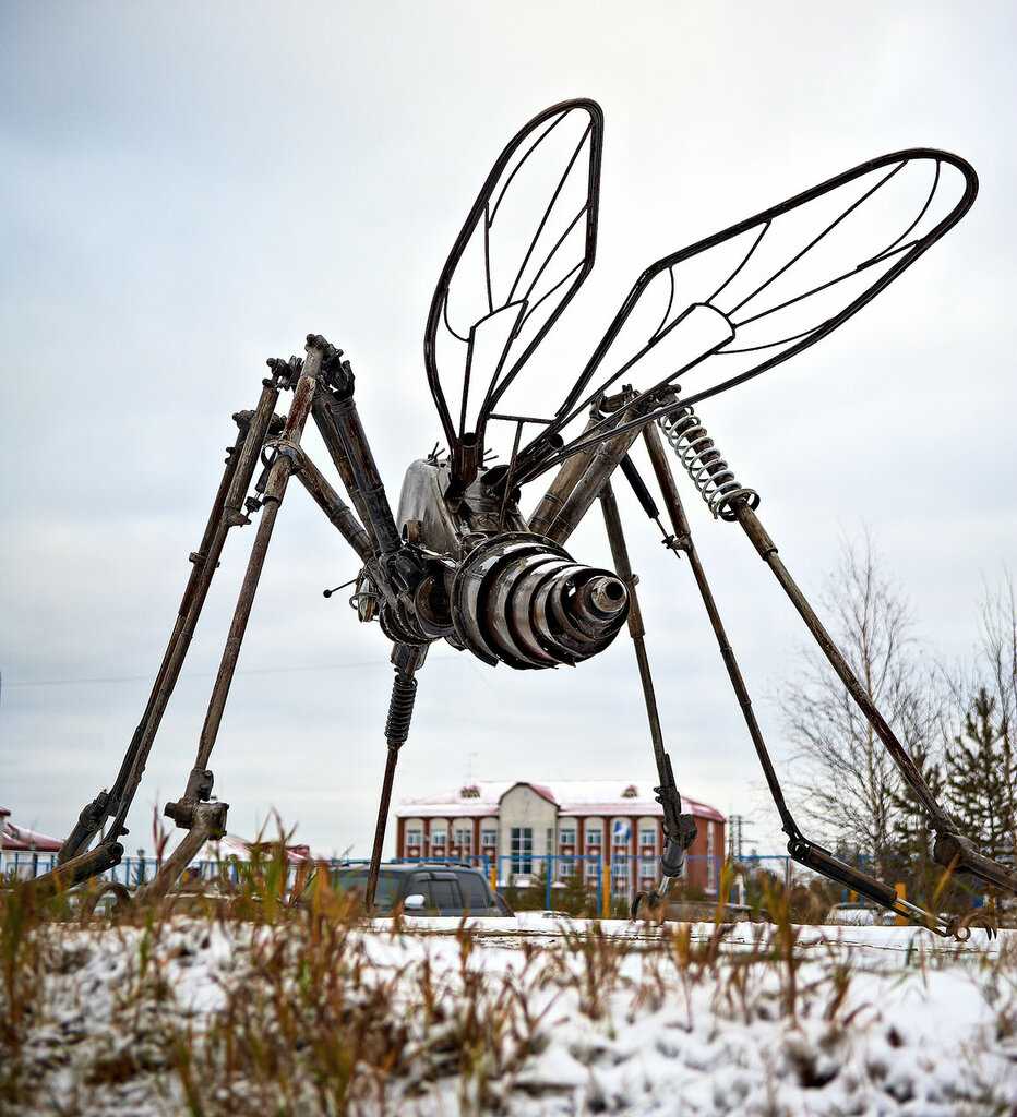 гигантский комар-памятник в Ноябрьске